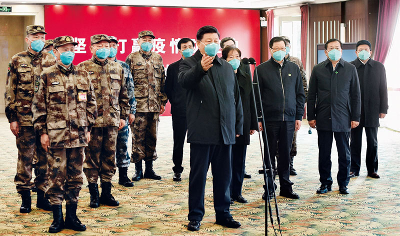 2020年3月10日，中共中央總書記、國家主席、中央軍委主席習(xí)近平專門赴湖北省武漢市考察新冠肺炎疫情防控工作。這是習(xí)近平在火神山醫(yī)院指揮中心視頻連線感染科病房，與病房內(nèi)患者和醫(yī)務(wù)人員親切交流。 